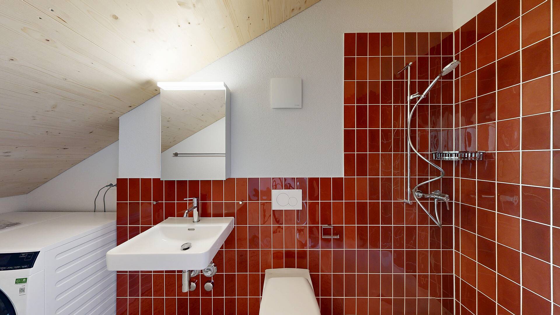 Modernes Dachbad mit roter Fliesenwand