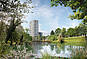 Stadtpark mit Hochhäusern am Wasser