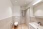 Helles Badezimmer mit Doppelwaschtisch und Badewanne