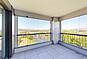 Balkon mit Glasgeländer und weitem Ausblick