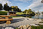 Außenansicht eines modernen Gartens mit Pool und Terrasse