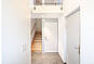 Heller Flur mit Treppe im Hintergrund