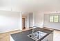 Heller Wohnraum mit Kamin