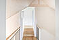 Heller Flur mit Treppe und Oberlicht