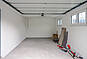 Heller leerer Raum mit Rolltor