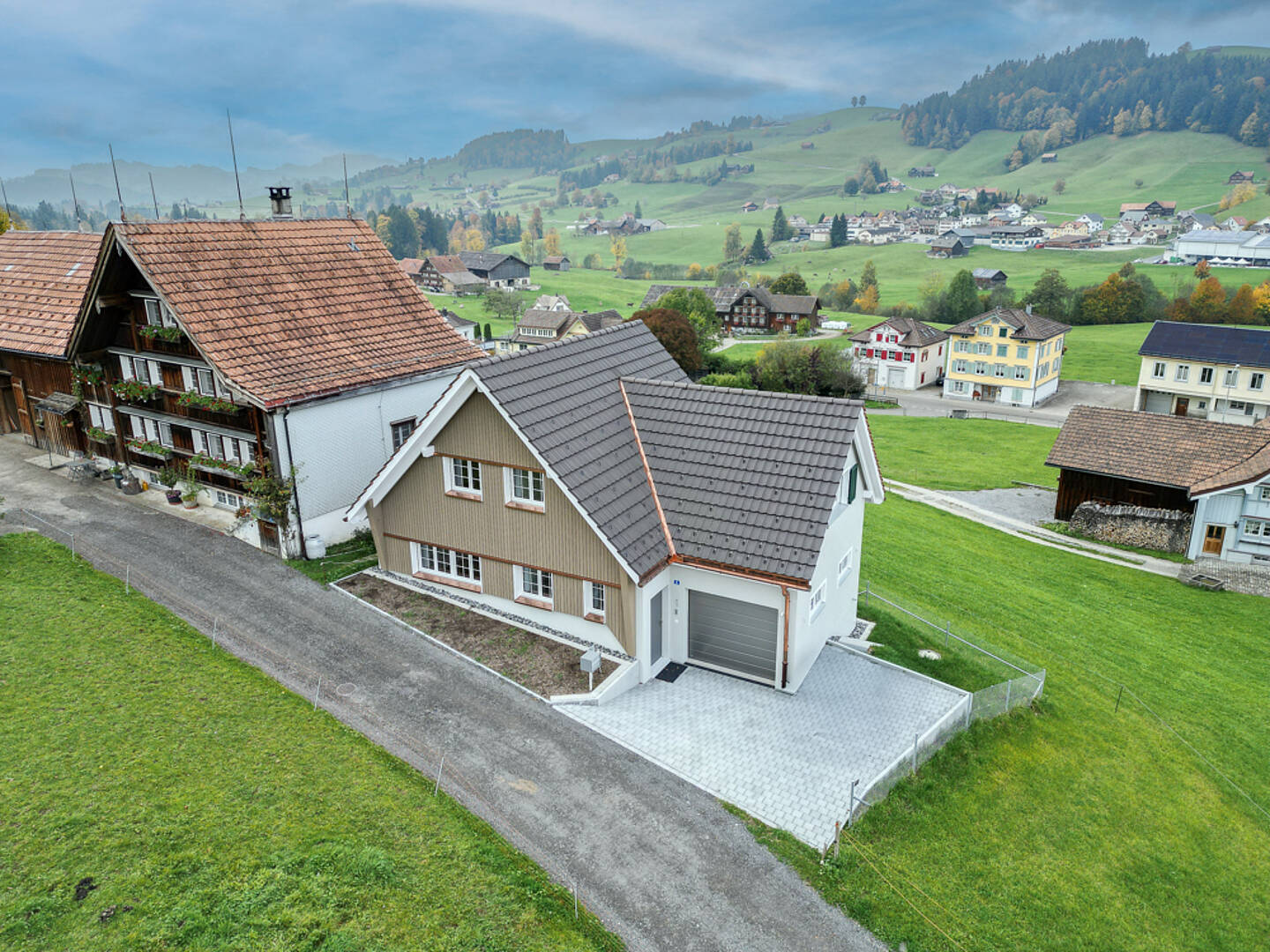 Ländliche Hügellandschaft mit Wohnhäusern
