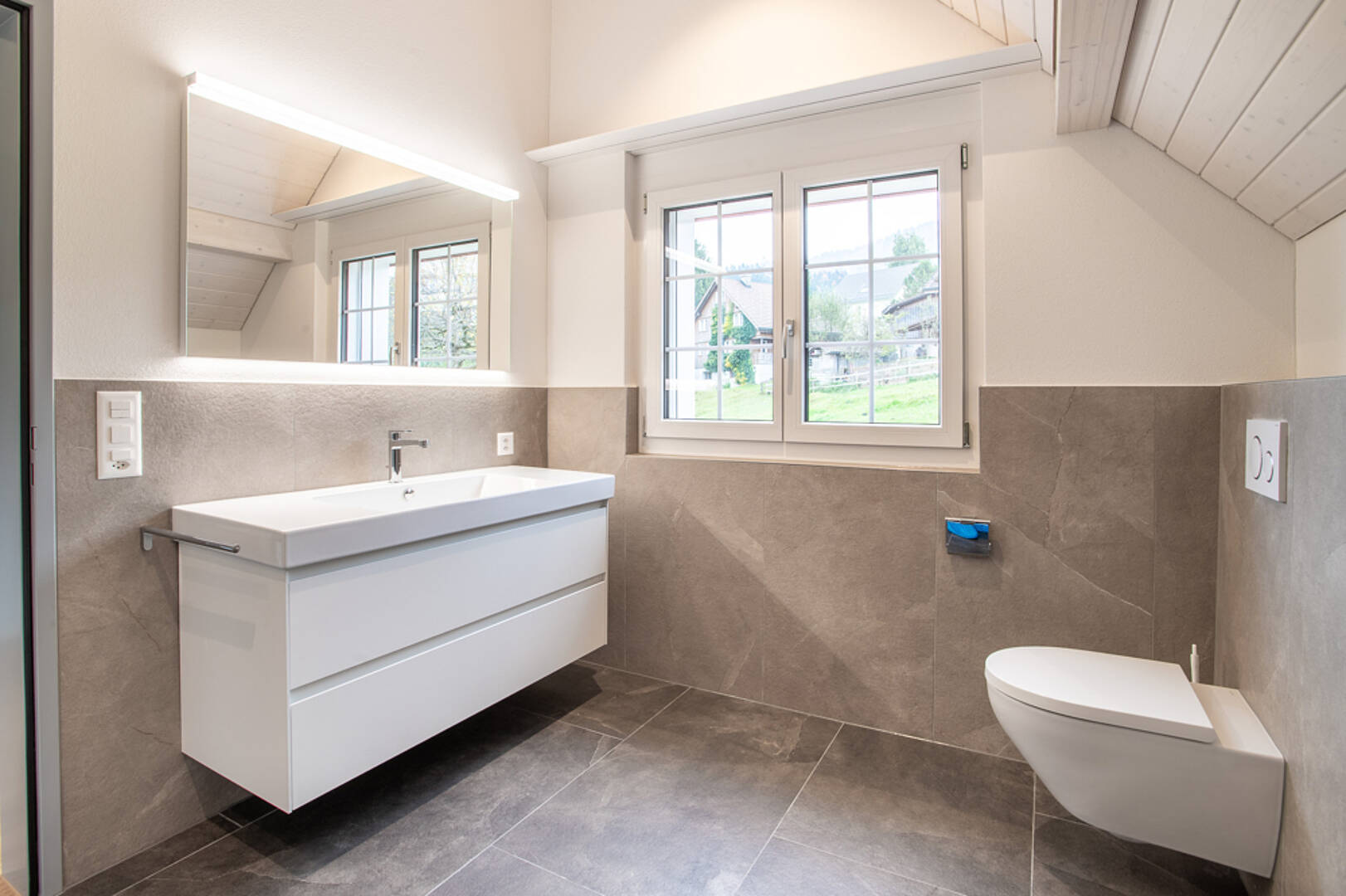 Modernes Badezimmer mit Dachschräge