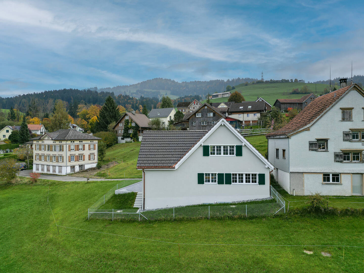 Ländliche Häuseransicht mit Bergen