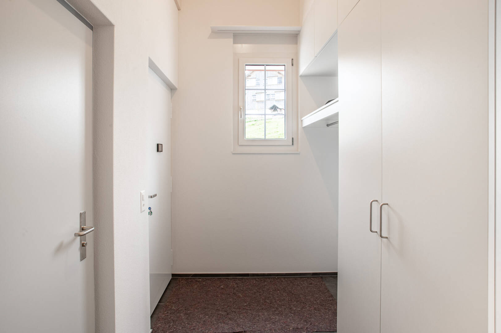 Heller Flur mit Einbauschrank