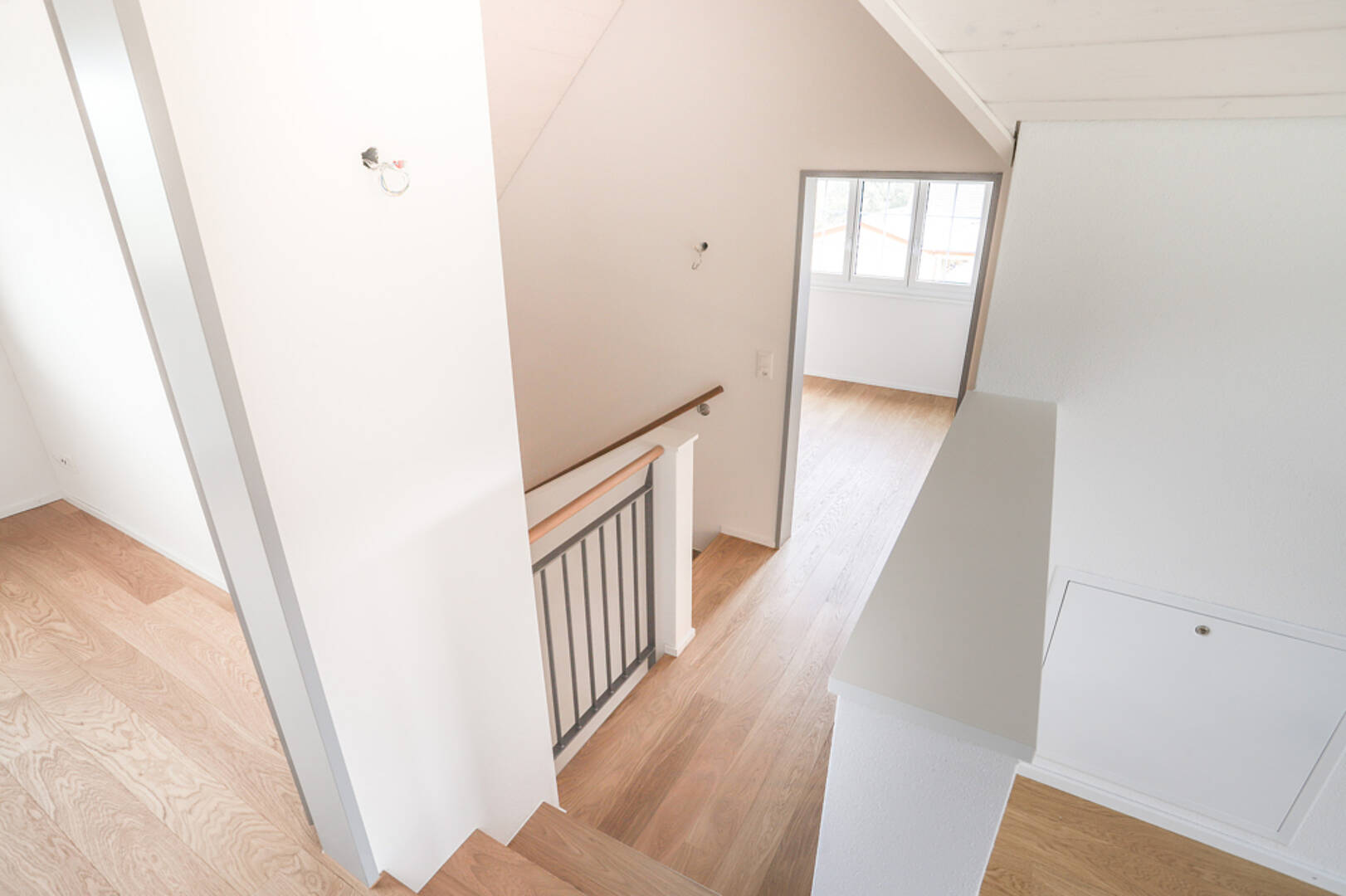 Heller Dachgeschoss-Flur mit Treppe