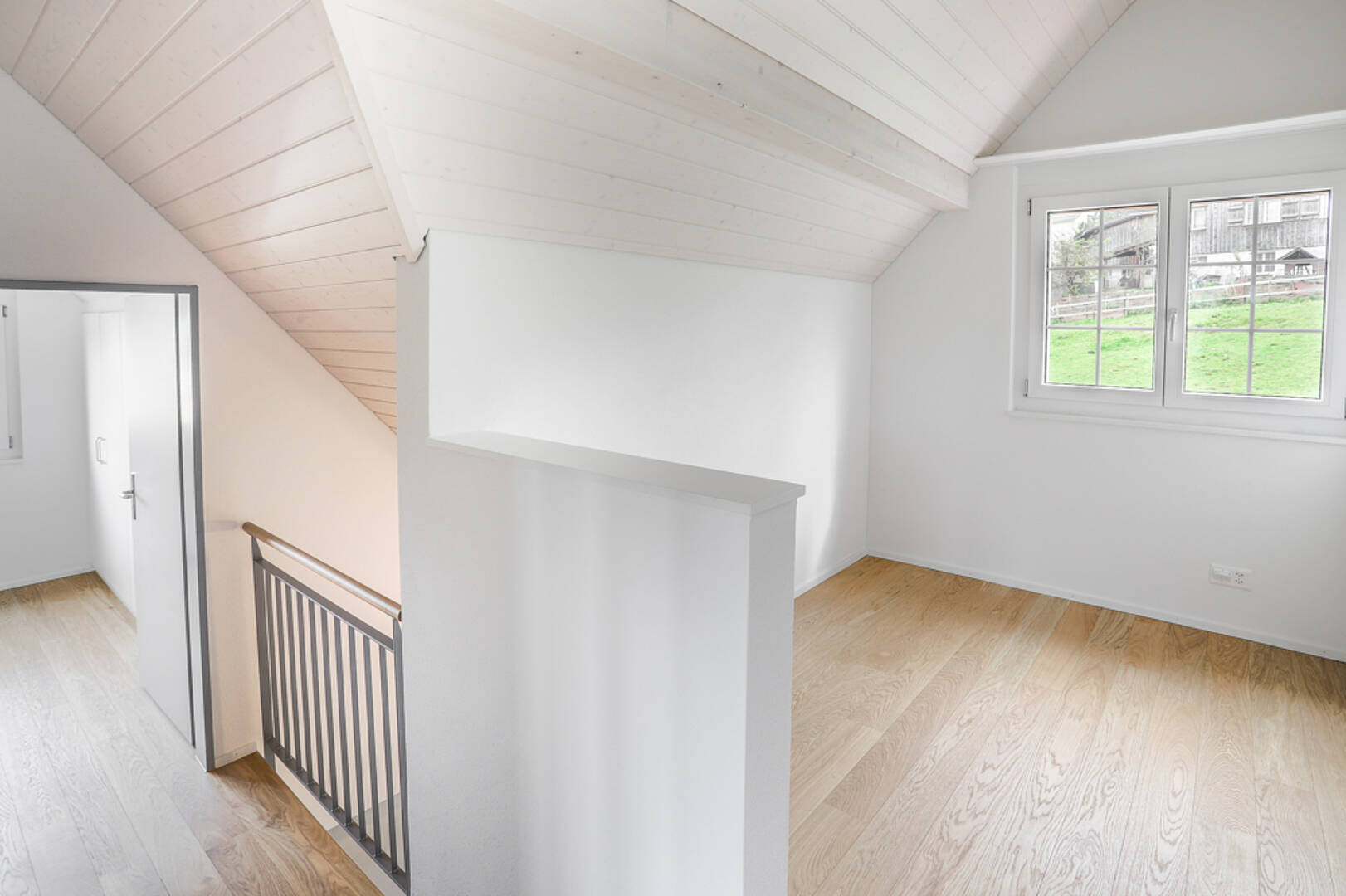 Heller Dachraum mit Treppe und Fenster