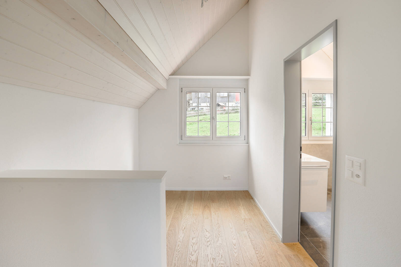 Heller Dachgeschossraum mit Fenster