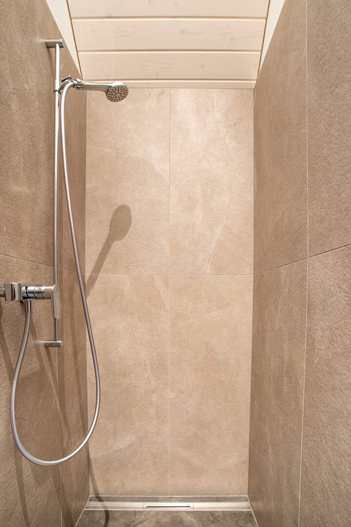 Begehbare Dusche mit Natursteinoptik