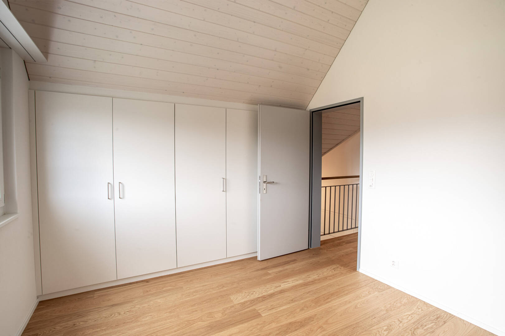 Helles Dachzimmer mit Einbauschränken