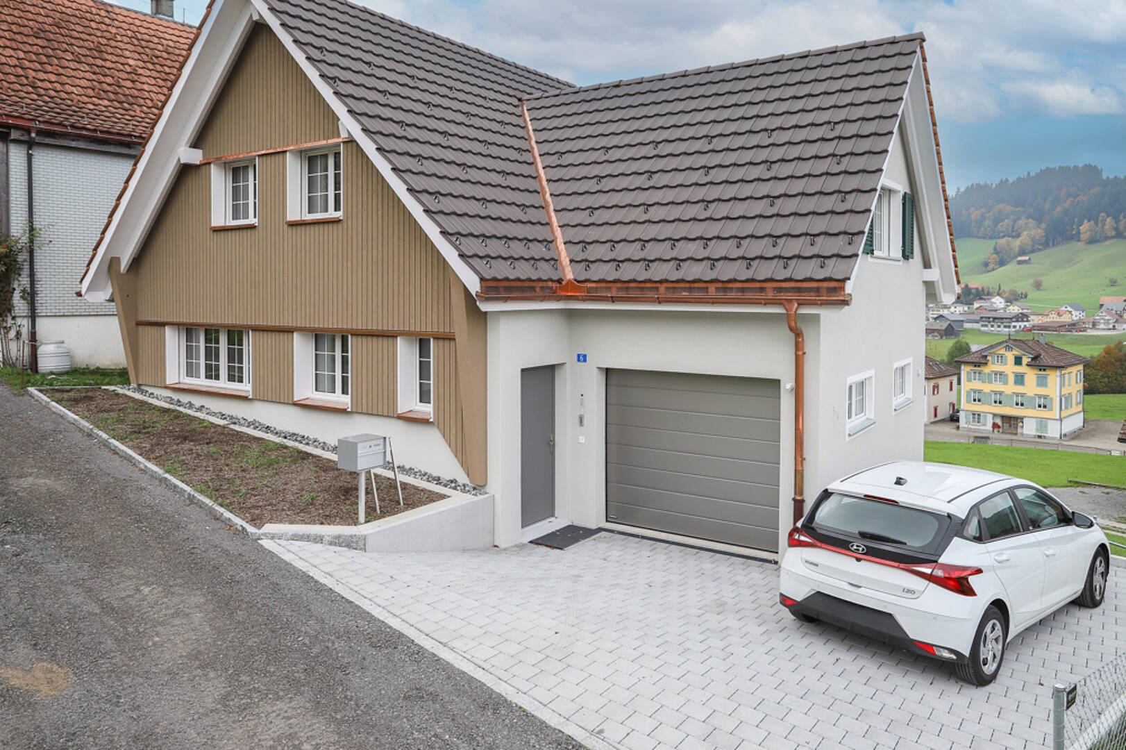 Ein modernes Wohnhaus mit Garage in Hanglage