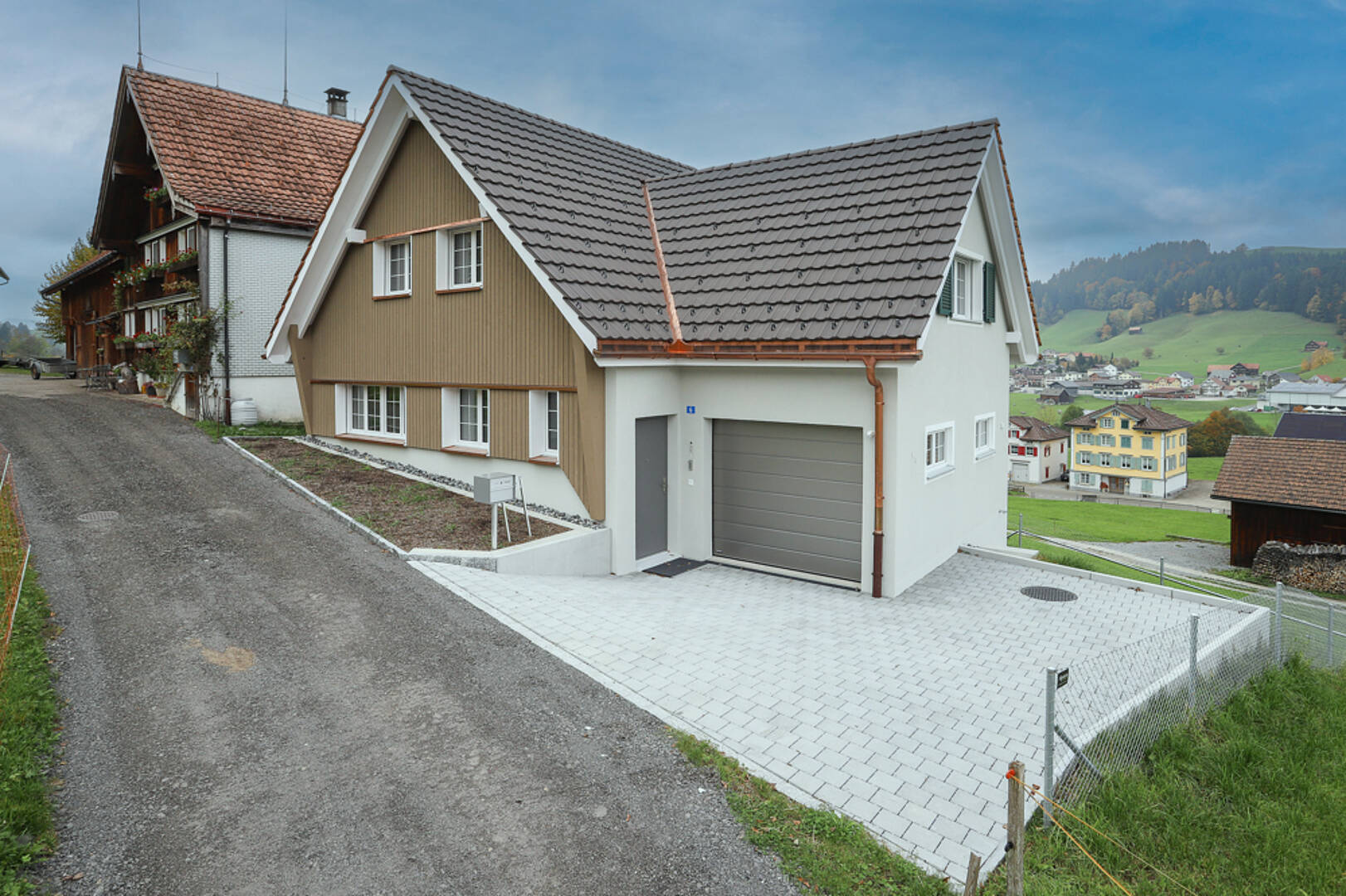 Wohnhaus in Hanglage mit Garage