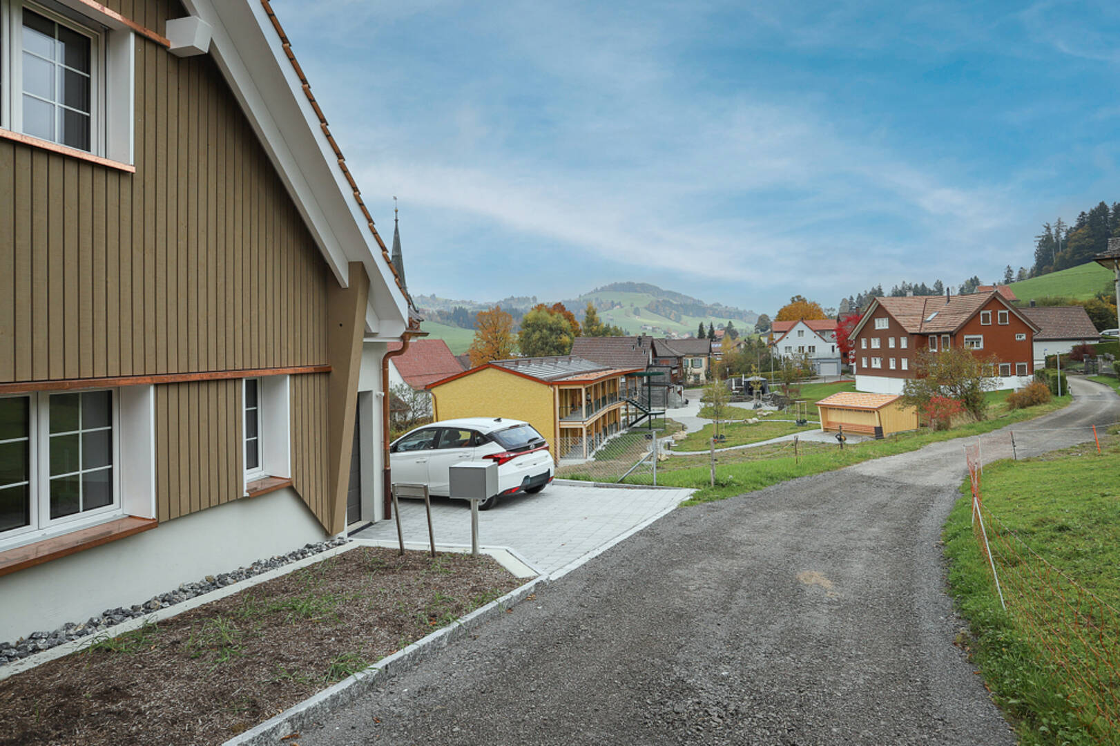 Ländliches Wohnhaus mit Bergblick