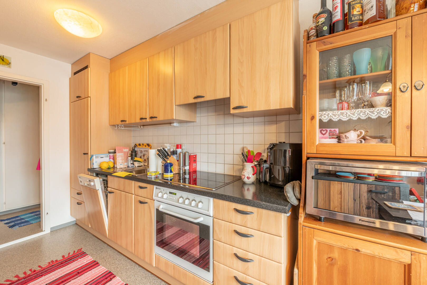 Kleine Wohnküche mit Holzfronten