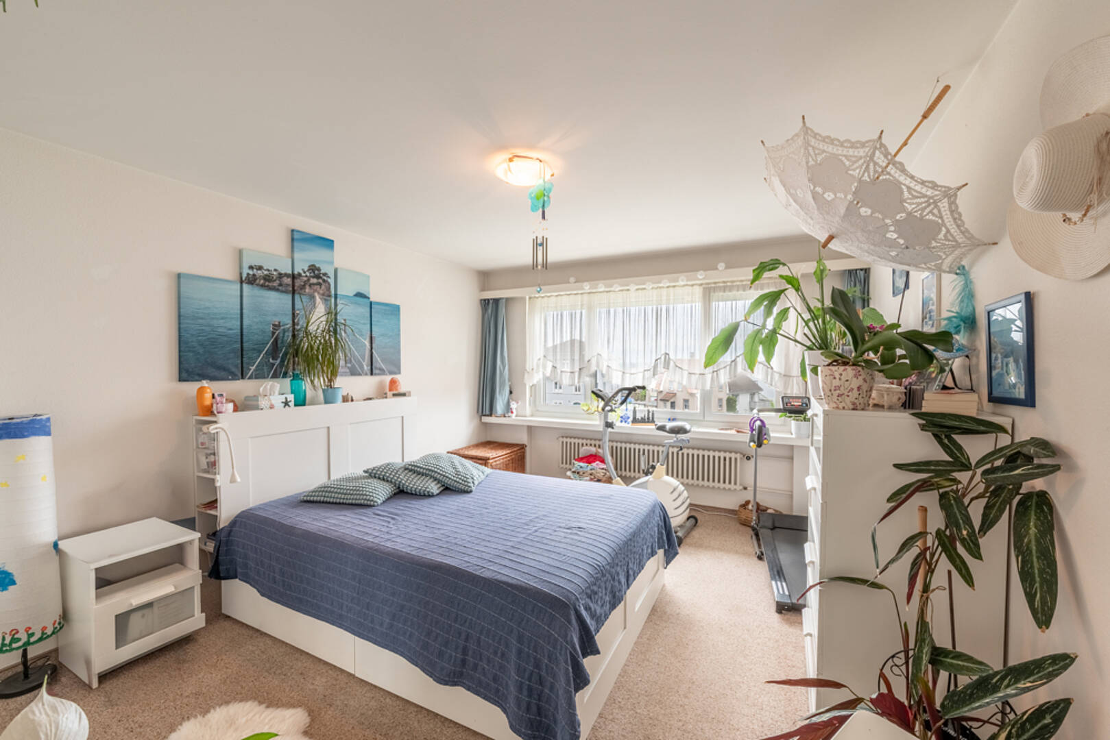 Helles Schlafzimmer mit Meer- und Boho-Dekor