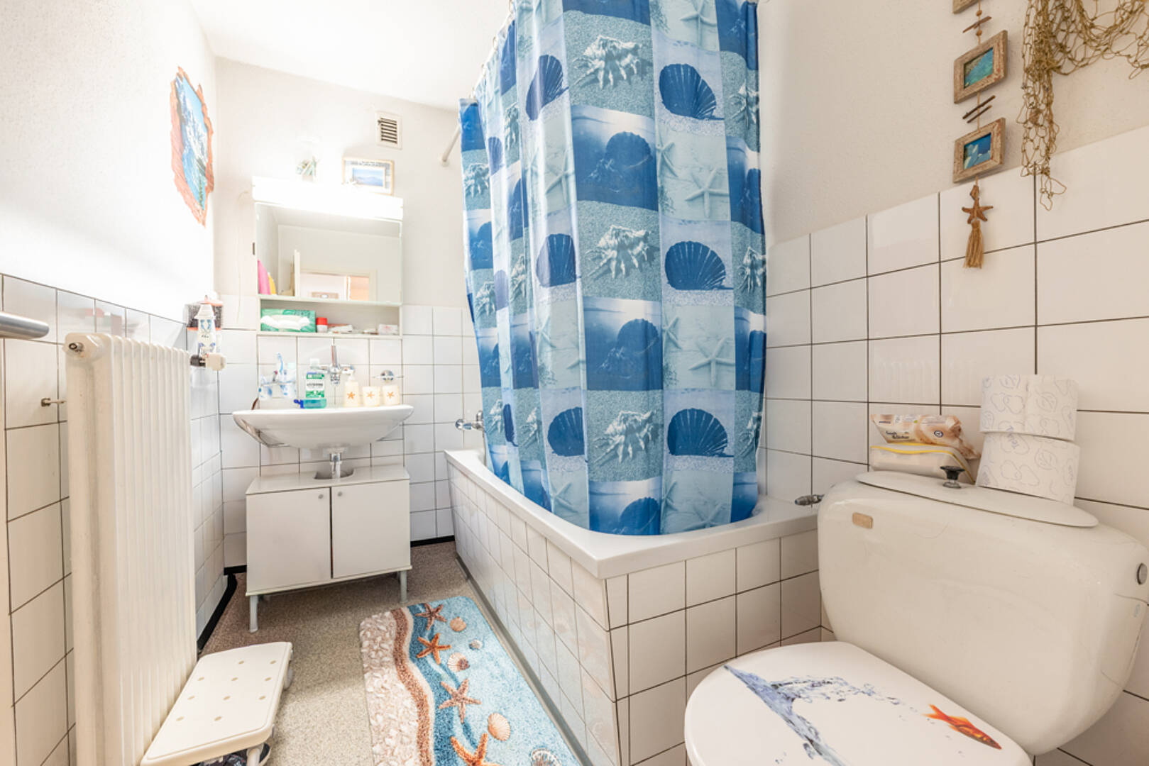 Kleines Badezimmer mit maritimem Dekor
