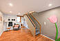 Heller Flur mit Treppe und Sideboard