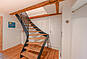 Offene Treppe im hellen Innenraum