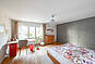 Helles Schlafzimmer mit Balkonzugang