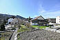 Außenansicht eines Hauses mit Garten