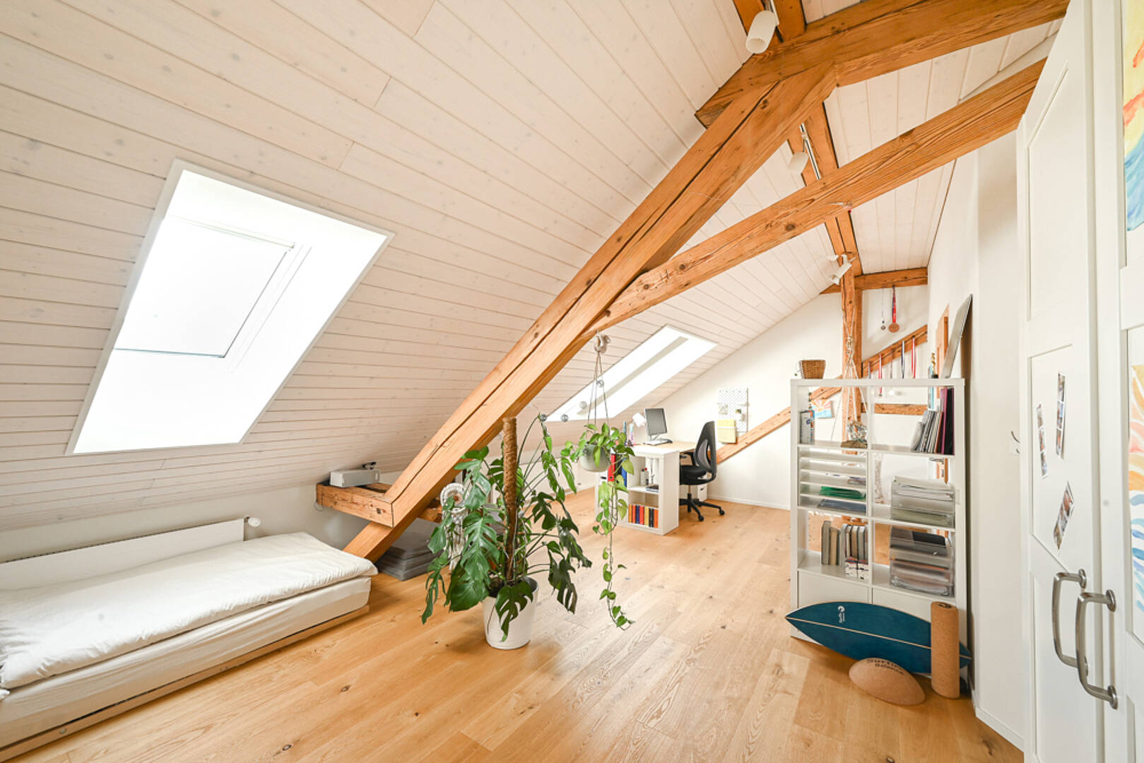 Helles Dachgeschosszimmer mit Holzdecke