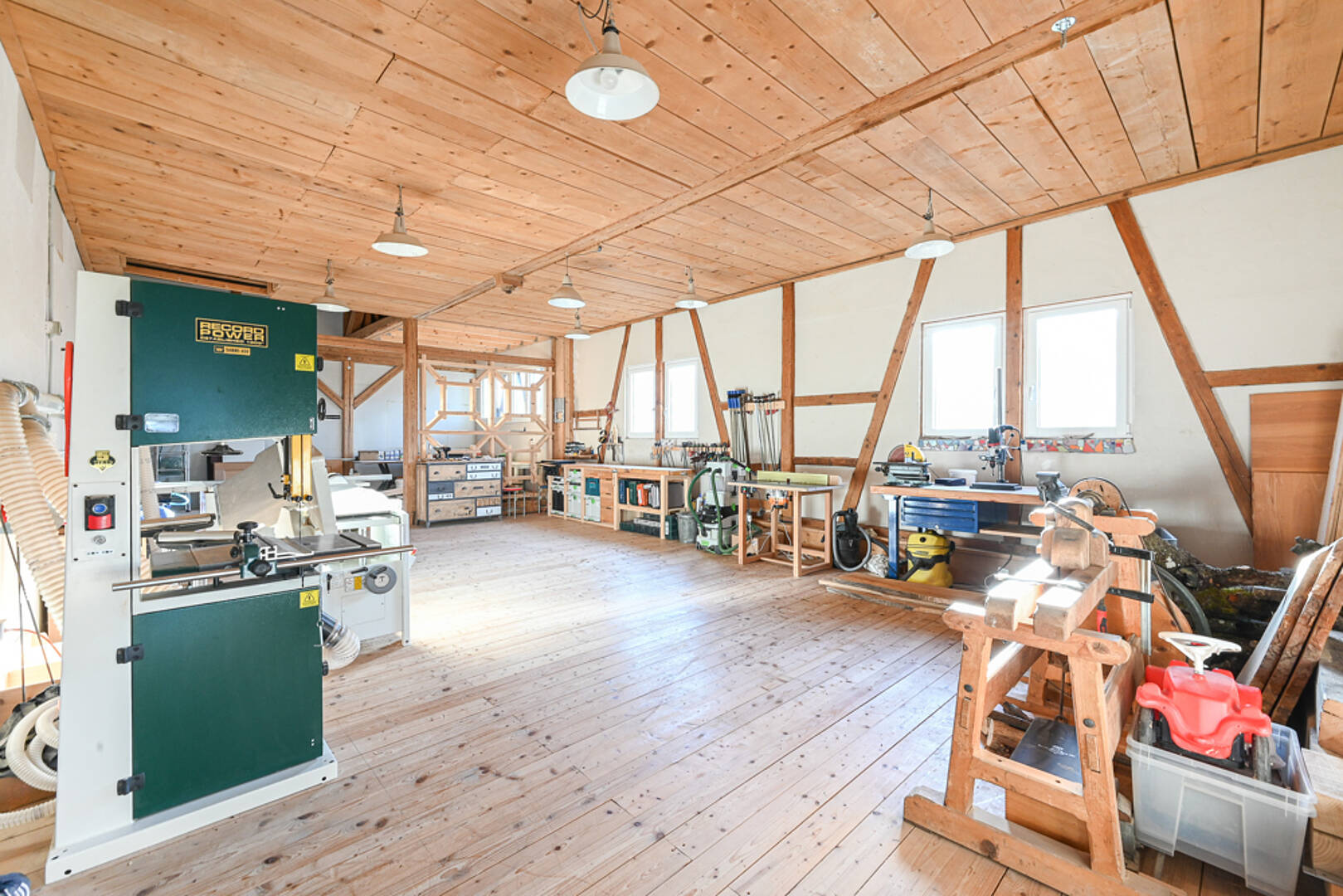 Große Werkstatt mit Holzverkleidung