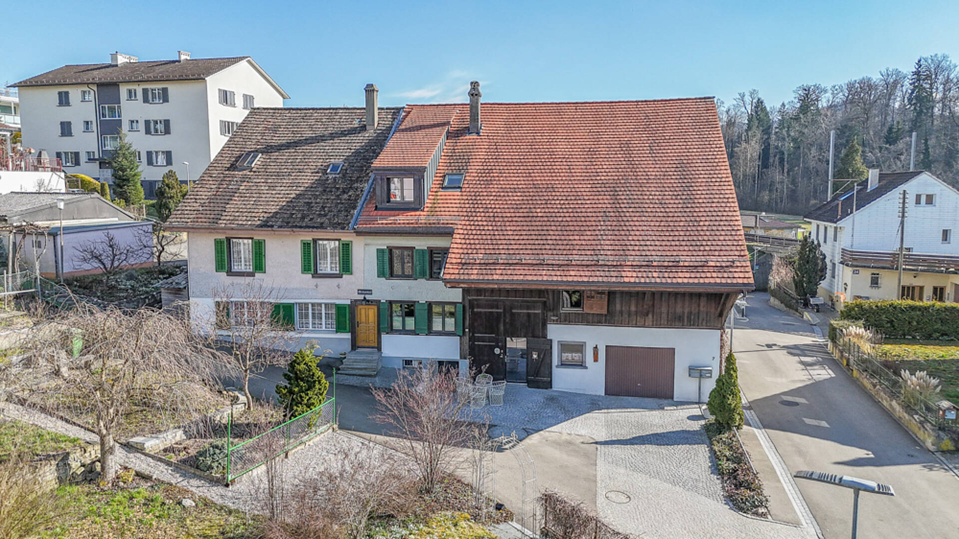 Außenansicht eines Wohnhauses mit Satteldach