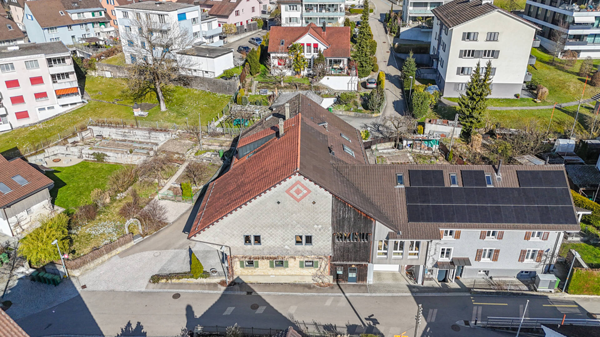 Luftaufnahme eines Wohnhauses mit Solardach