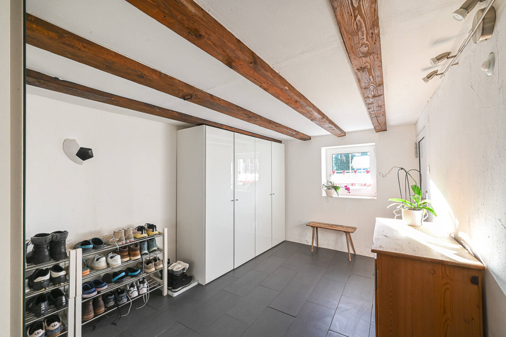 Heller Eingangsraum mit sichtbaren Holzbalken