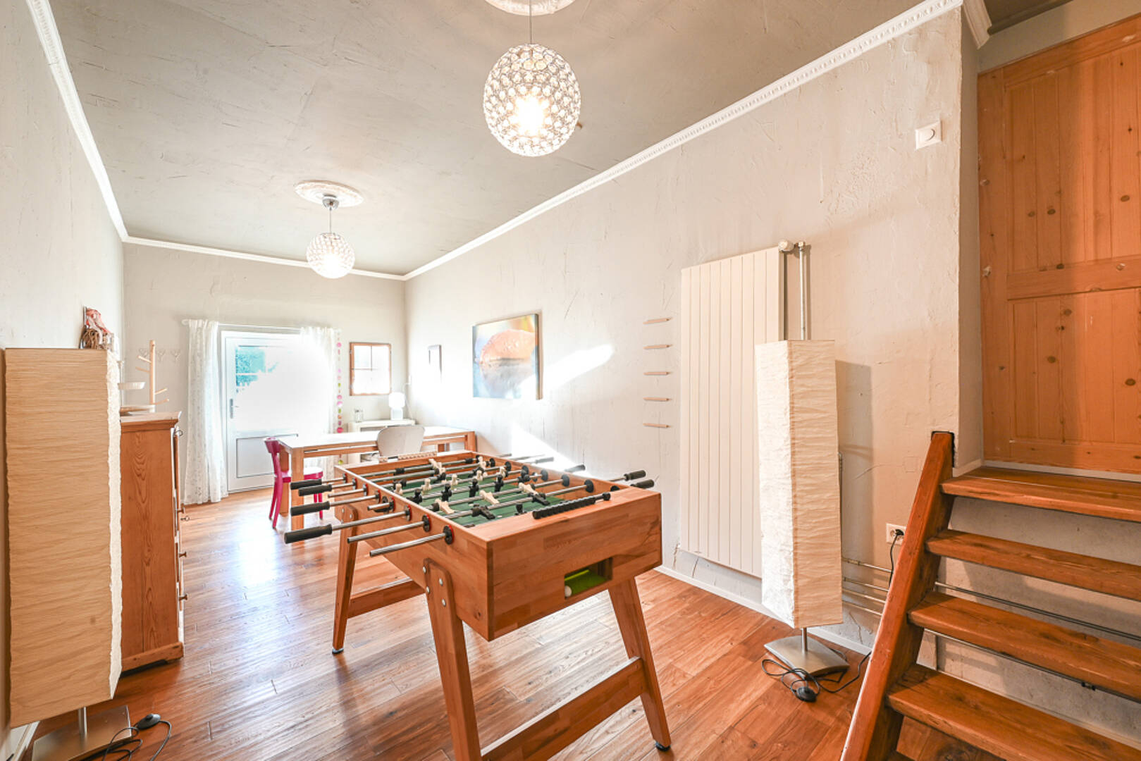Spielzimmer mit Holztreppe