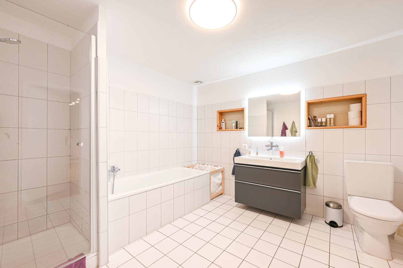 Modernes Badezimmer mit Dusche, Wanne und Waschtisch