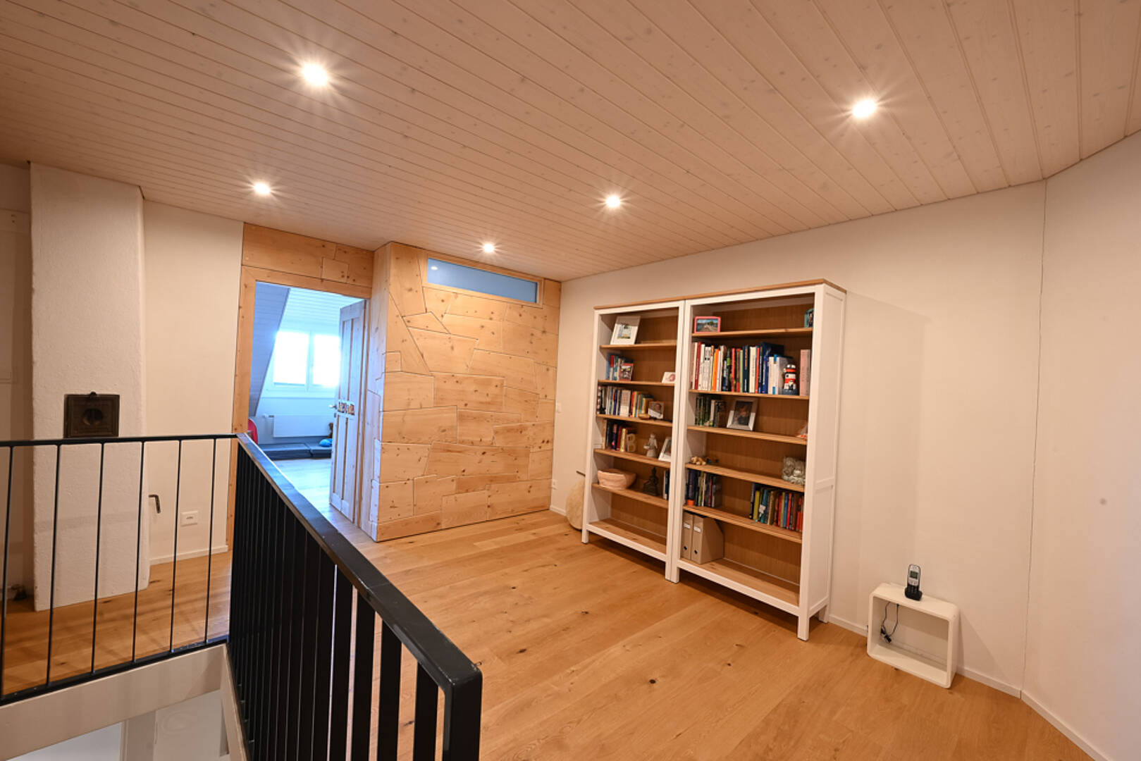 Heller Dachgeschossflur mit Galerie und Bücherregal