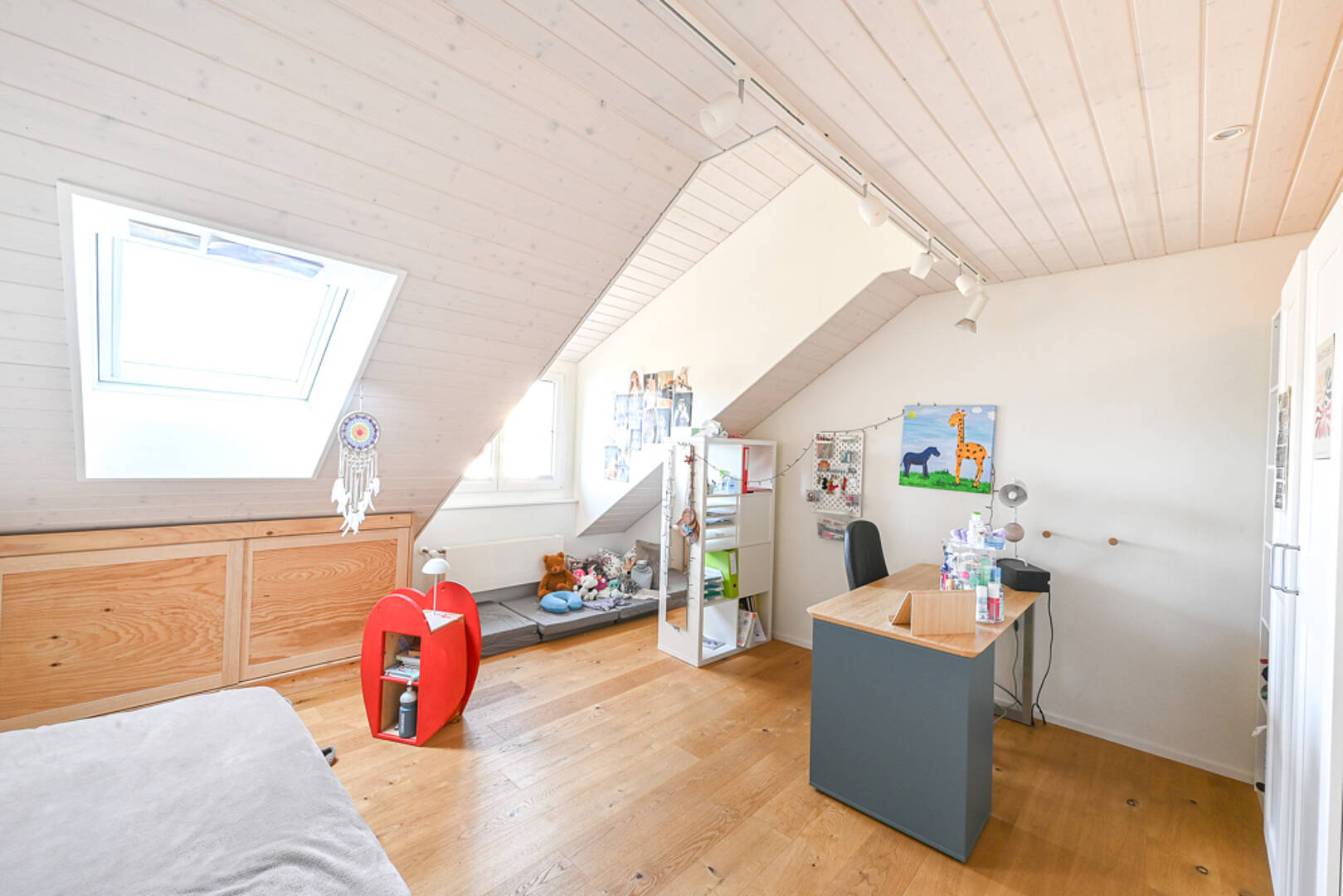 Ausgebautes Dachzimmer mit Schreibtisch
