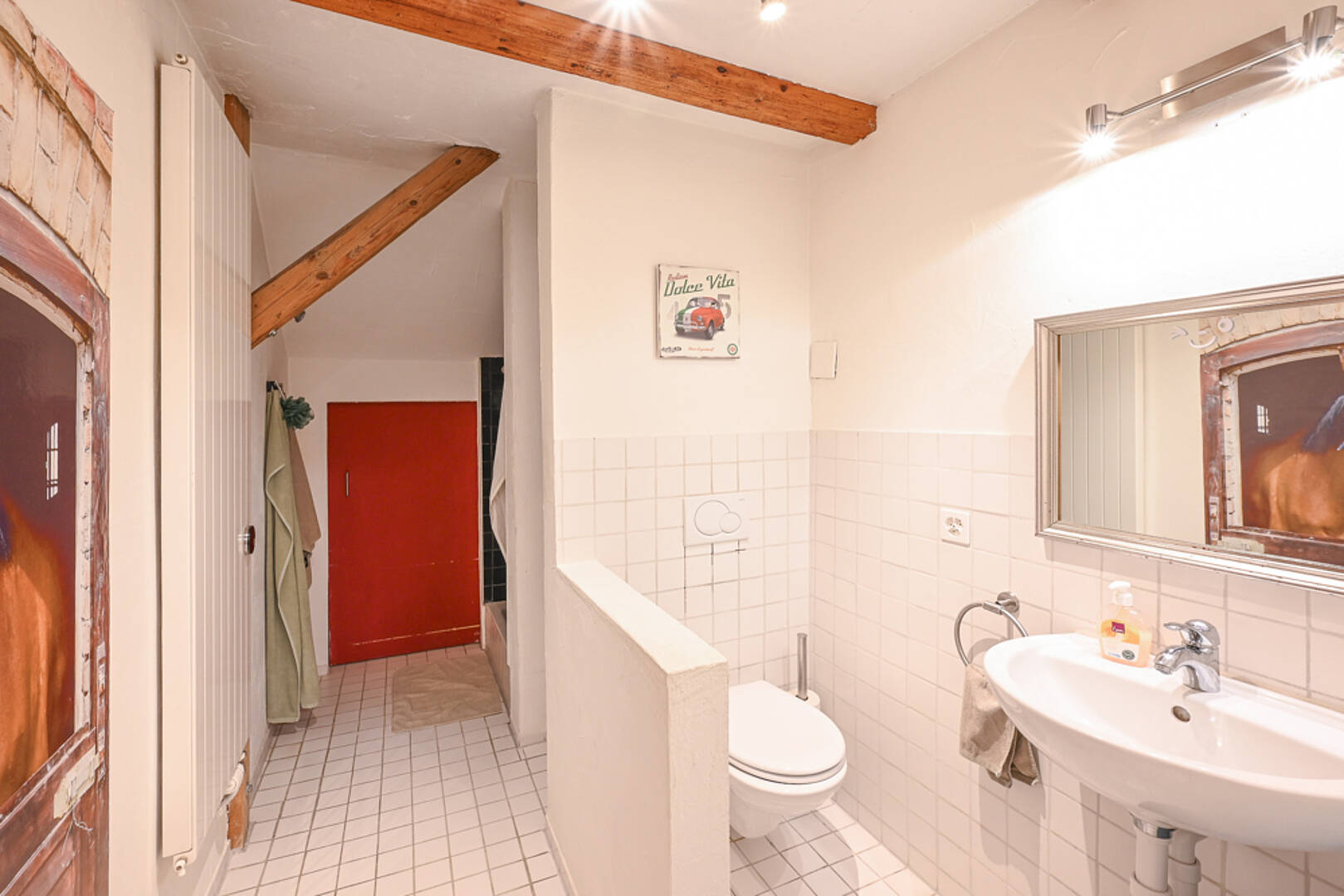 Kleines Bad mit Waschbecken und WC
