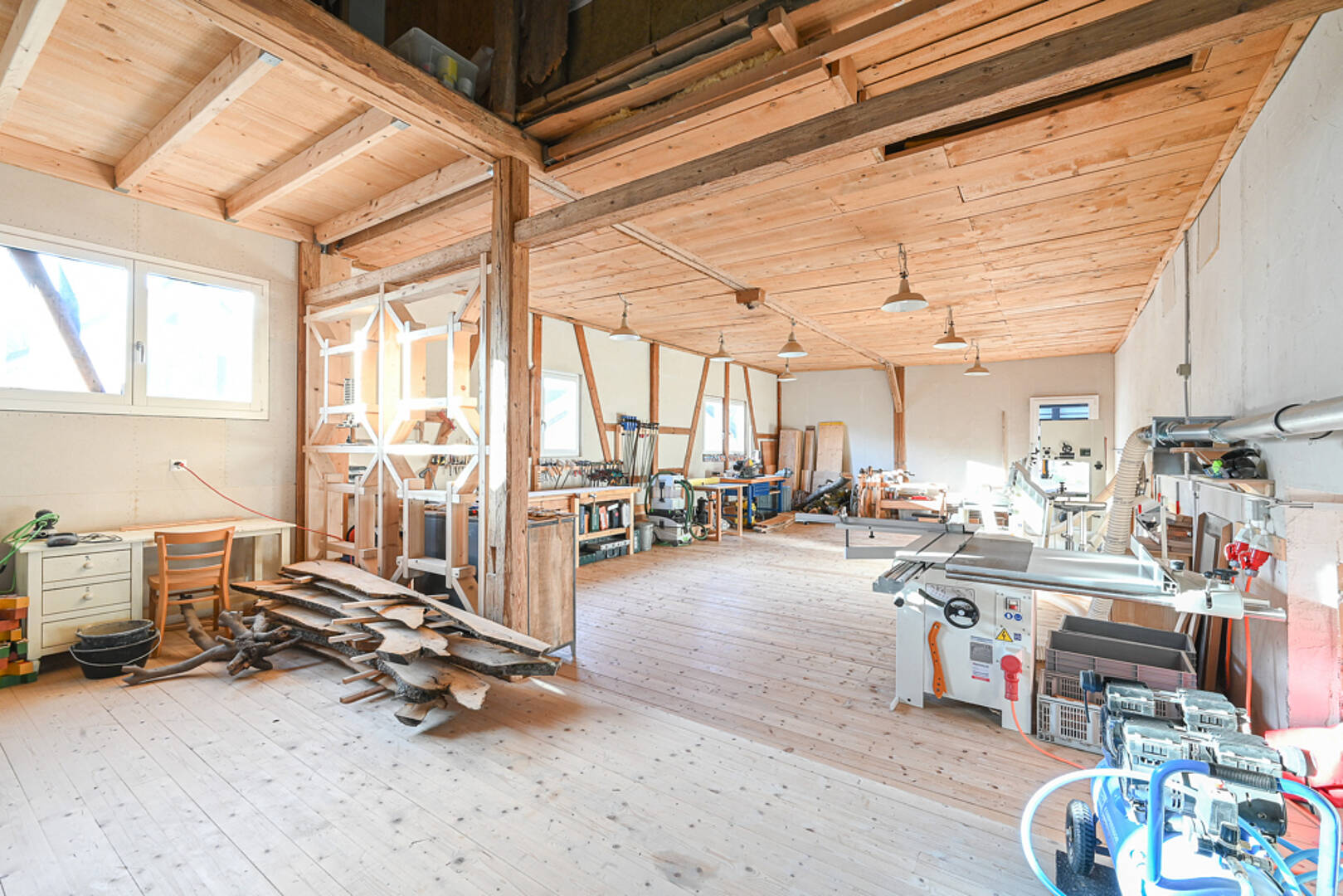 Helle Werkstatt mit Holzstruktur