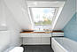 Heller Dachgeschossraum mit Dachfenster