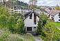Wohnhaus mit Garten in grüner Umgebung