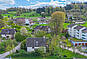 Blick auf ein modernes Wohngebiet mit vielen Gebäuden und viel Grün
