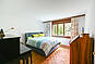 Helles Schlafzimmer mit Holzfußboden und blauem Bett
