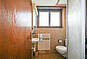 Kleines Dachzimmer mit Fenster und Dachschräge
