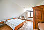 Helles Schlafzimmer mit Holzmöbeln