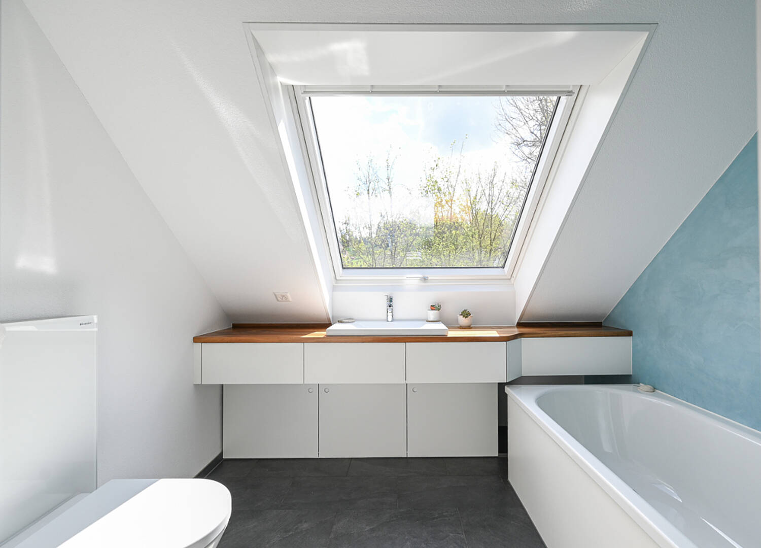 Helles Badezimmer mit Dachfenster