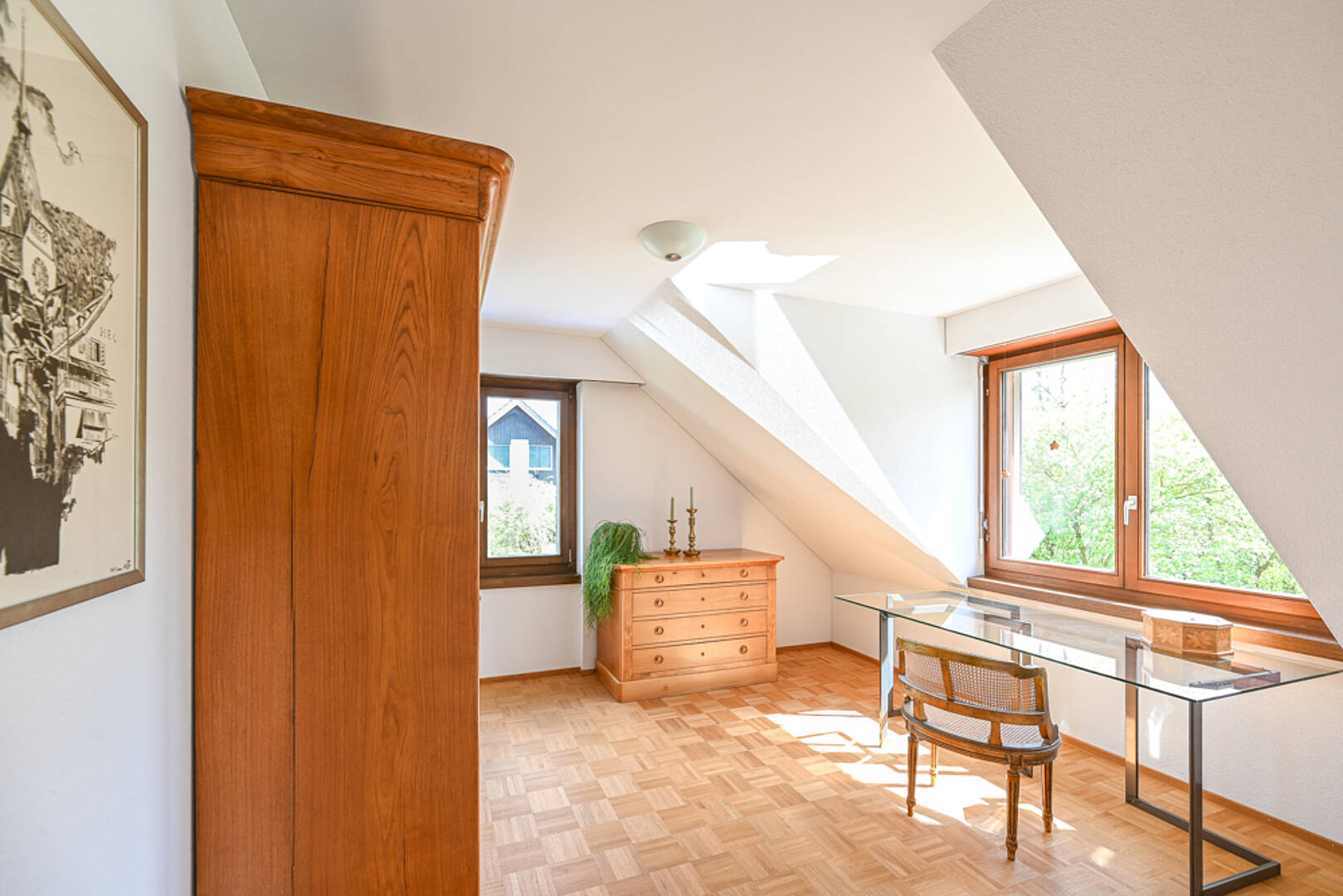 Helles Dachgeschosszimmer mit Holzmöbeln