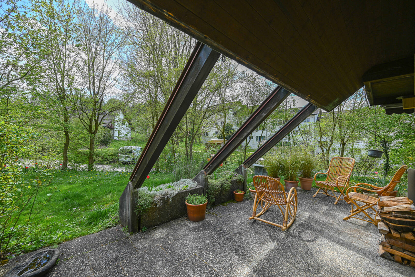Überdachte Terrasse mit Blick in den Garten
