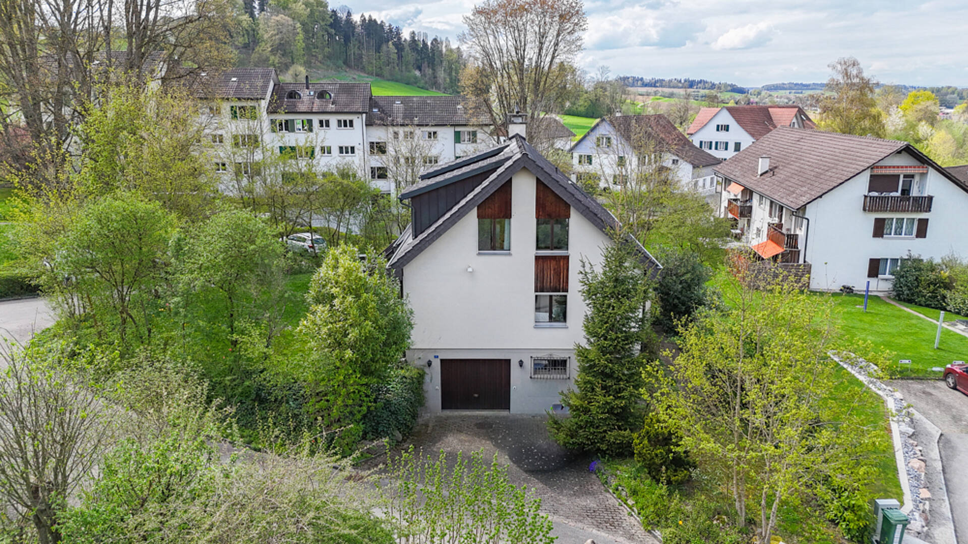Wohnhaus in grüner Hanglage