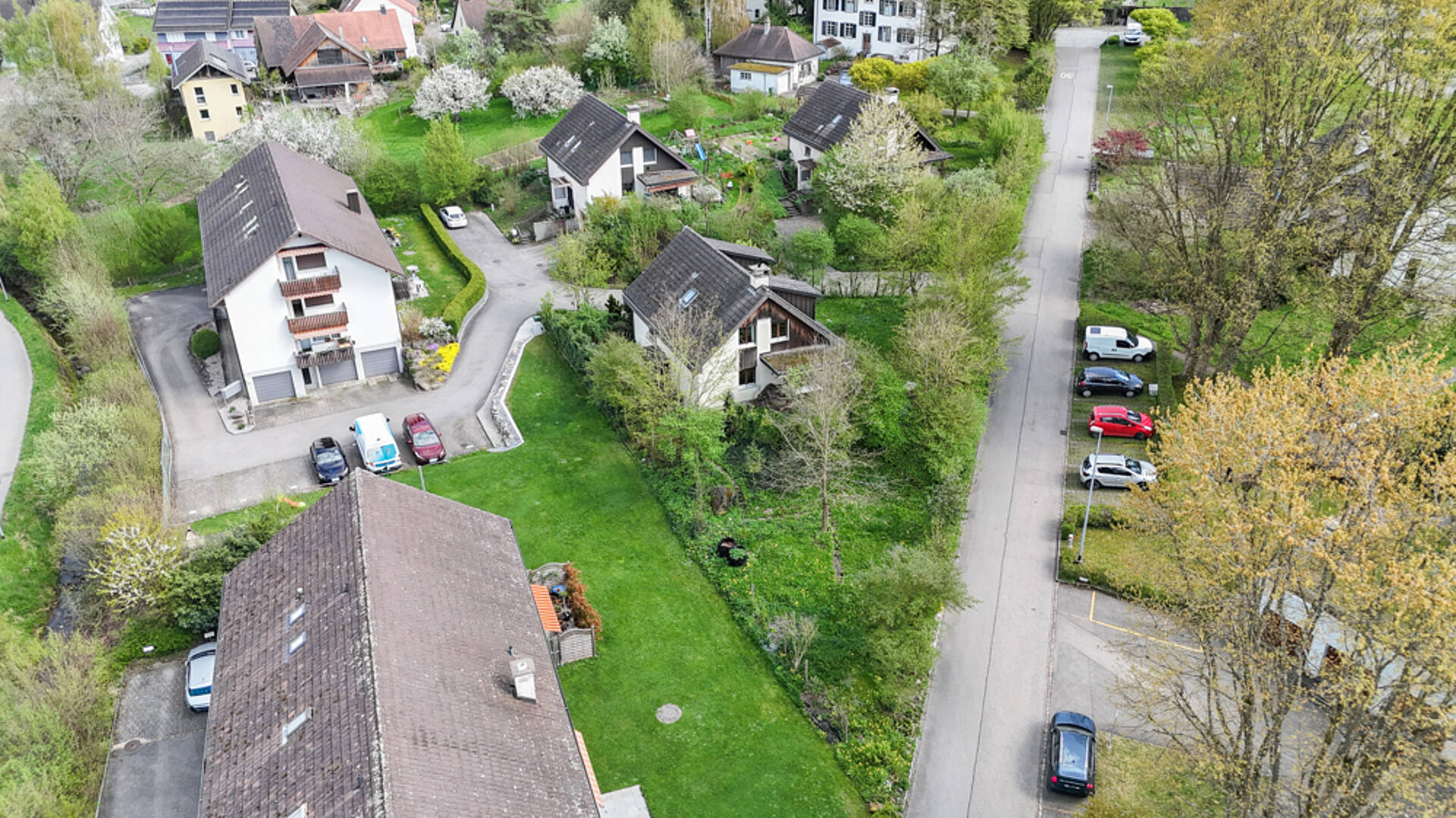 Luftaufnahme eines grünen Wohnviertels